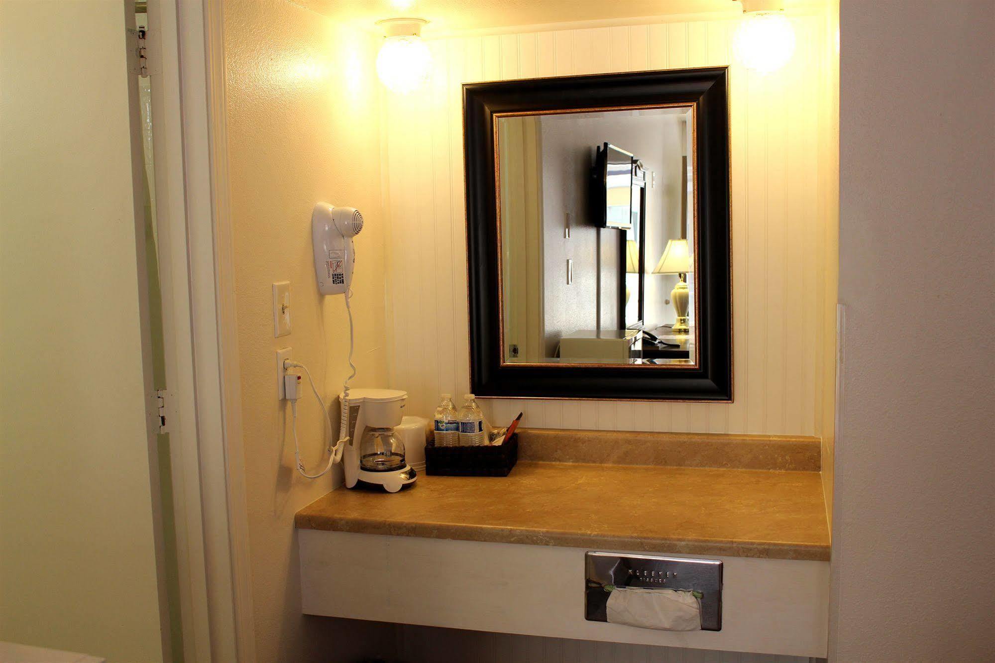 Sovana Inn Medford Extérieur photo