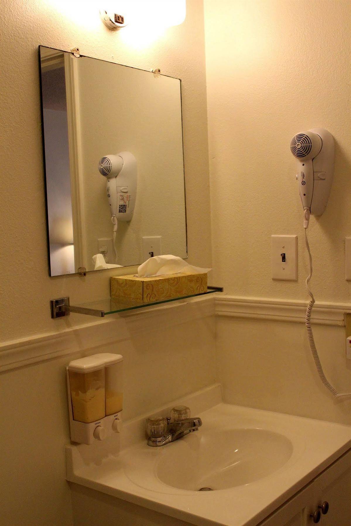 Sovana Inn Medford Extérieur photo