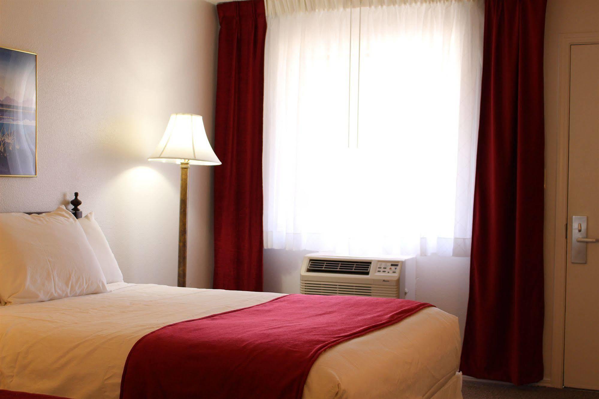 Sovana Inn Medford Extérieur photo
